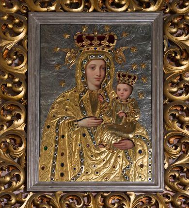 Zdjęcie nr 1: Obraz w formie stojącego prostokąta. Postacie Marii i Dzieciątka ozdobione pozłacanymi i posrebrzanymi, kameryzowanymi sukienkami odsłaniającymi malowane twarze, dłonie i stopy. Tło srebrne wypełnione repusowanym ornamentem roślinnym. Matka Boska w typie Hodegetrii. Maria ukazana w półpostaci, zwrócona lekko w lewą stronę. Na lewej ręce podtrzymuje Dzieciątko, prawą, uniesioną wskazuje na nie. Twarz owalna o delikatnych rysach, niewielkim nosie i dużych oczach. Ubrana jest w tunikę oraz okrywający również głowę płaszcz z szeroką lamówką dekorowaną rozetkami. Dzieciątko zwrócone w stronę Marii, lewą ręką przytrzymuje księgę, prawą unosi w geście błogosławieństwa. Ubrane w tunikę z długimi rękawami z lamówką dekorowaną kamieniami. Na głowach Dzieciątka i Marii zamknięte korony, wokół 12 gwiazd; korona Marii podtrzymywana przez dwa anioły. Z prawej strony na dole sukienki grawerowana inskrypcja „J(AN) GREGORCZYK / KRAKÓW / Imago haec 2 coronis / argenteis, veste autem et an/gelis e cupro in igne deauratis / adornata est piis parochianorum / oblatis cura Adalberti Lapiński [...]”. Dalszą część inskrypcji przesłania rama. Według przekazów brzmiała ona „Bolechowice A.D. 1897. Jan Gregorczyk”. Obok drugi napis również częściowo przesłonięty ramą obrazu „Wykonał [Jan Gregorczyk]”.