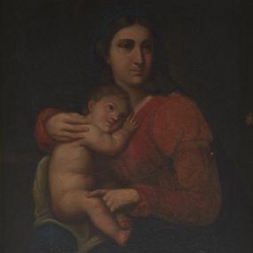 Zdjęcie nr 1: Obraz w kształcie stojącego prostokąta z przedstawieniem Marii z Dzieciątkiem. Postać Marii wydobyta delikatnym światłocieniem z ciemnego tła, siedząca, zwrócona w trzech czwartych w prawo głowę odwraca w lewą stronę. Ma twarz o jasnej karnacji, z dużymi, lekko podkrążonymi oczami prostym nosie i wąskich ustach; wokół głowy delikatnie zaznaczony nimb. Rękami obejmuje Dzieciątko siedzące na jej prawym udzie. Maria ubrana jest w czerwoną suknię z bufiastymi rękawami oraz granatowy maforion okrywający głowę i dolną połowę ciała. Dzieciątko jest nagie, zwrócone w stronę Marii tuli się do niej, głowę kładzie jej na piersiach, oczy ma szeroko otwarte, usta i nos niewielkie; jasne, kręcone włosy ma zaczesane do tyłu. Obraz ujęto profilowaną, złoconą ramą. 