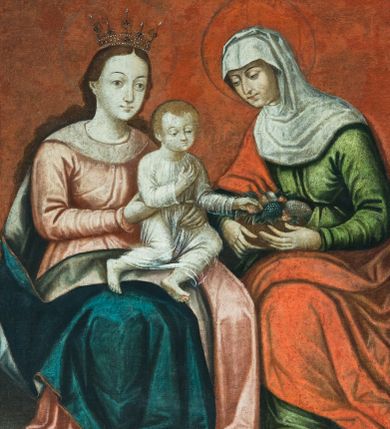 Zdjęcie nr 1: Obraz w kształcie stojącego prostokąta, kompozycja jednoplanowa przedstawiająca tronującą Marię podtrzymującą na kolanach Dzieciątko Jezus i towarzyszącą im św. Annę. Postacie wypełniają całe pole obrazu. Maria jest zwrócona frontalnie do widza, a św. Anna w trzech czwartych w stronę Dzieciątka, na kolanach trzyma kosz z owocami, wśród których są kiście winogron. Twarz Marii o jasnej karnacji, dużych oczach i delikatnie zarysowanych ustach okalają długie, brązowe włosy opadające na plecy. Twarz św. Anny o ciemniejszej karnacji, przymkniętych oczach, prostym nosie i wąskich ustach. Postacie ubrane są w długie, sięgające stóp szaty o ostro załamujących się fałdach w dolnej partii. Suknia Marii jasnoróżowa z szerokim kołnierzem wokół szyi, płaszcz błękitny z jasną podszewką, lamowany złotą taśmą. Święta Anna jest ubrana w zieloną suknię i czerwony płaszcz okrywający prawe ramię i nogi; na głowie ma biały welon zasłaniający również ramiona. Wokół głów kobiet okrągłe nimby, na głowie Marii korona otwarta. Dzieciątko jest zwrócone w stronę św. Anny, prawą rączkę unosi do ust, lewą wyciąga w stronę owoców, nóżki ma ugięte w kolanach. Twarz okrągła, o jasnej karnacji, z przymkniętymi oczami, okolona krótkimi jasnymi włosami. Ubrane w białą tunikę układającą się w drobne fałdy. Tło obrazu jest jednolite, czerwone.