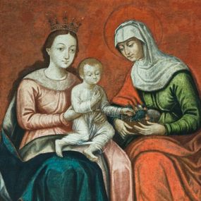 Zdjęcie nr 1: Obraz w kształcie stojącego prostokąta, kompozycja jednoplanowa przedstawiająca tronującą Marię podtrzymującą na kolanach Dzieciątko Jezus i towarzyszącą im św. Annę. Postacie wypełniają całe pole obrazu. Maria jest zwrócona frontalnie do widza, a św. Anna w trzech czwartych w stronę Dzieciątka, na kolanach trzyma kosz z owocami, wśród których są kiście winogron. Twarz Marii o jasnej karnacji, dużych oczach i delikatnie zarysowanych ustach okalają długie, brązowe włosy opadające na plecy. Twarz św. Anny o ciemniejszej karnacji, przymkniętych oczach, prostym nosie i wąskich ustach. Postacie ubrane są w długie, sięgające stóp szaty o ostro załamujących się fałdach w dolnej partii. Suknia Marii jasnoróżowa z szerokim kołnierzem wokół szyi, płaszcz błękitny z jasną podszewką, lamowany złotą taśmą. Święta Anna jest ubrana w zieloną suknię i czerwony płaszcz okrywający prawe ramię i nogi; na głowie ma biały welon zasłaniający również ramiona. Wokół głów kobiet okrągłe nimby, na głowie Marii korona otwarta. Dzieciątko jest zwrócone w stronę św. Anny, prawą rączkę unosi do ust, lewą wyciąga w stronę owoców, nóżki ma ugięte w kolanach. Twarz okrągła, o jasnej karnacji, z przymkniętymi oczami, okolona krótkimi jasnymi włosami. Ubrane w białą tunikę układającą się w drobne fałdy. Tło obrazu jest jednolite, czerwone.