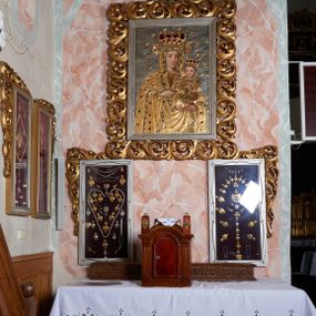 Zdjęcie nr 1: Ołtarz składający się z obrazu Matki Boskiej w prostokątnym, ażurowym obramieniu utworzonym z akantu mięsistego, zwieńczonym rzeźbionym monogramem Marii i umieszczonych poniżej dwóch prostokątnych gablot z wotami, których zewnętrzne górne narożniki ujęto podobną wicią. Mensa drewniana z portatylem. Antepedium w kształcie leżącego prostokąta, zakończone profilowanym gzymsem, ujęte ornamentem sznurowym w blendach. W polu frontowym trzy prostokątne płyciny wypełnione rombami otoczonymi winną latoroślą. W środkowym rombie istota apokaliptyczna – uskrzydlony byk z banderolą, boczne wypełniają czteroliście. Na bocznej ścianie mensy kwadratowa płycina z dekoracją w formie winnej latorośli. Na mensie listwa z rzeźbionym maswerkiem oraz  prostopadłościenne tabernakulum ze ścianką frontową w kształcie ujmującej drzwi arkady złożonej z profilowanego łuku nadwieszonego, podtrzymywanego przez pilastry; na płaskich fragmentach belkowania ustawiono prostopadłościany z plakietami ornamentalnymi.
Struktura antepedium w kolorze bejcowanego drewna, nisze malowane na granatowo, ramy i ornamenty złocone.