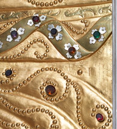 Zdjęcie nr 6: Ołtarz składający się z obrazu Matki Boskiej w prostokątnym, ażurowym obramieniu utworzonym z akantu mięsistego, zwieńczonym rzeźbionym monogramem Marii i umieszczonych poniżej dwóch prostokątnych gablot z wotami, których zewnętrzne górne narożniki ujęto podobną wicią. Mensa drewniana z portatylem. Antepedium w kształcie leżącego prostokąta, zakończone profilowanym gzymsem, ujęte ornamentem sznurowym w blendach. W polu frontowym trzy prostokątne płyciny wypełnione rombami otoczonymi winną latoroślą. W środkowym rombie istota apokaliptyczna – uskrzydlony byk z banderolą, boczne wypełniają czteroliście. Na bocznej ścianie mensy kwadratowa płycina z dekoracją w formie winnej latorośli. Na mensie listwa z rzeźbionym maswerkiem oraz  prostopadłościenne tabernakulum ze ścianką frontową w kształcie ujmującej drzwi arkady złożonej z profilowanego łuku nadwieszonego, podtrzymywanego przez pilastry; na płaskich fragmentach belkowania ustawiono prostopadłościany z plakietami ornamentalnymi.
Struktura antepedium w kolorze bejcowanego drewna, nisze malowane na granatowo, ramy i ornamenty złocone.