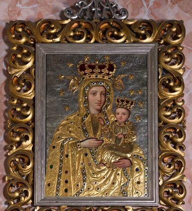 Zdjęcie nr 3: Ołtarz składający się z obrazu Matki Boskiej w prostokątnym, ażurowym obramieniu utworzonym z akantu mięsistego, zwieńczonym rzeźbionym monogramem Marii i umieszczonych poniżej dwóch prostokątnych gablot z wotami, których zewnętrzne górne narożniki ujęto podobną wicią. Mensa drewniana z portatylem. Antepedium w kształcie leżącego prostokąta, zakończone profilowanym gzymsem, ujęte ornamentem sznurowym w blendach. W polu frontowym trzy prostokątne płyciny wypełnione rombami otoczonymi winną latoroślą. W środkowym rombie istota apokaliptyczna – uskrzydlony byk z banderolą, boczne wypełniają czteroliście. Na bocznej ścianie mensy kwadratowa płycina z dekoracją w formie winnej latorośli. Na mensie listwa z rzeźbionym maswerkiem oraz  prostopadłościenne tabernakulum ze ścianką frontową w kształcie ujmującej drzwi arkady złożonej z profilowanego łuku nadwieszonego, podtrzymywanego przez pilastry; na płaskich fragmentach belkowania ustawiono prostopadłościany z plakietami ornamentalnymi.
Struktura antepedium w kolorze bejcowanego drewna, nisze malowane na granatowo, ramy i ornamenty złocone.