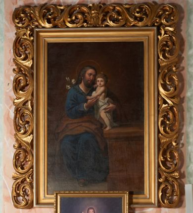 Zdjęcie nr 1: Ołtarz składający się z obrazu ze św. Józefem z Dzieciątkiem w profilowanej ramie ujętej z trzech stron ażurową wicią mięsistego akantu, spiętą u góry liliami heraldycznymi. Poniżej mniejszy obraz „Jezu ufam Tobie” w prostej ramie.  
Mensa drewniana z portatylem, na niej listwa wypełniona rzeźbionym maswerkiem, z krzyżem greckim pośrodku. Antepedium w formie leżącego prostokąta, zakończone profilowanym gzymsem, ujęte ornamentem sznurowym w blendach. W polu frontowym trzy prostokątne płyciny dekorowane rombami otoczonymi winną latoroślą; środkowa wypełniona krzyżem greckim, boczne przedstawieniami istot apokaliptycznych: uskrzydlonymi orłem i lwem z banderolami. Na bocznej ścianie mensy kwadratowa płycina z dekoracją w formie winnej latorośli.