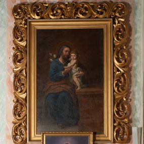 Zdjęcie nr 1: Ołtarz składający się z obrazu ze św. Józefem z Dzieciątkiem w profilowanej ramie ujętej z trzech stron ażurową wicią mięsistego akantu, spiętą u góry liliami heraldycznymi. Poniżej mniejszy obraz „Jezu ufam Tobie” w prostej ramie.  
Mensa drewniana z portatylem, na niej listwa wypełniona rzeźbionym maswerkiem, z krzyżem greckim pośrodku. Antepedium w formie leżącego prostokąta, zakończone profilowanym gzymsem, ujęte ornamentem sznurowym w blendach. W polu frontowym trzy prostokątne płyciny dekorowane rombami otoczonymi winną latoroślą; środkowa wypełniona krzyżem greckim, boczne przedstawieniami istot apokaliptycznych: uskrzydlonymi orłem i lwem z banderolami. Na bocznej ścianie mensy kwadratowa płycina z dekoracją w formie winnej latorośli.