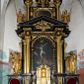 Zdjęcie nr 1: Ołtarz architektoniczny, jednoosiowy, dwukondygnacyjny, z bramkami, na cokole. Pierwsza kondygnacja ujęta parą pilastrów za dwiema parami gładkich kolumn o kapitelach kompozytowych, dźwigających imposty, z gzymsem wyłamanym w partii podpór. Środkowa para wysunięta przed lico ołtarza, zwieńczona trójkątnym przyczółkiem z rzeźbą przedstawiającą Boga Ojca w obłokach. Pole środkowe w formie arkady z obrazem Ukrzyżowania. Kondygnacja ujęta uszami utworzonymi z ornamentu małżowinowo-chrząstkowego. Na bramkach figury św. Piotra i św. Pawła. Druga kondygnacja w formie leżącego prostokąta, ujęta parą pilastrów i stojącą przed nimi parą gładkich kolumn o kapitelach kompozytowych, dźwigających imposty. Kondygnacja flankowana dwiema figurami aniołów stojących na postumentach. Pole obrazowe z przedstawieniem Chrystusa w Ogrójcu w formie leżącego owalu w prostokątnej płycinie. Zwieńczenie przyjmujące kształt impostu dźwigającego na szerokim gzymsie owalny kartusz ujęty ornamentem małżowinowo-chrząstkowym z przedstawieniem Veraicon. Nastawa pokryta bogatą dekoracją ornamentalną. W partii cokołów płyciny z ornamentem małżowinowo-chrząstkowym, w wewnętrznych dodatkowo główki anielskie oraz girlandy utworzone z tkaniny nad arkadami bramek. Czoło arkady pola środkowego dekorowane rozetami, w ościeżach bocznych małżowina, w podłuczu kasetony z rozetami. W przyłuczu arkady ornament roślinny. W impostach, w partii fryzu rozety, powyżej ażurowy ornament małżowinowo-chrząstkowy dekoruje podstawę gzymsu. Przyczółek ozdobiony małżowiną. W drugiej kondygnacji owalna rama obrazu przyjmuje postać wieńca laurowego dekorowanego kartuszami z kaboszonami. W narożach płyciny małżowina. Pole ujęte festonami utworzonymi z tkaniny, owoców i kwiatów. Fryz impostów dekorowany analogicznie jak w pierwszej kondygnacji. Na fragmentach belkowania wazony. Odcinki gzymsu połączone girlandą z tkaniny z pękiem owoców i kwiatów. Kondygnacja ujęta uszami z ornamentu małżowinowo-chrząstkowego. 
Ołtarz kamienny z drewnianą obudową i mensą z portatylem. Antepedium w formie leżącego prostokąta, ujęte ornamentalną ramą z motywem akantu. W polu purpurowa tkanina z haftowanym monogramem IHS. Nastawa polichromowana na kolor czarny ze złoconymi kolumnami, detalami architektonicznymi i ornamentyką.