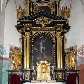 Zdjęcie nr 1: Ołtarz architektoniczny, jednoosiowy, dwukondygnacyjny, z bramkami, na cokole. Pierwsza kondygnacja ujęta parą pilastrów za dwiema parami gładkich kolumn o kapitelach kompozytowych, dźwigających imposty, z gzymsem wyłamanym w partii podpór. Środkowa para wysunięta przed lico ołtarza, zwieńczona trójkątnym przyczółkiem z rzeźbą przedstawiającą Boga Ojca w obłokach. Pole środkowe w formie arkady z obrazem Ukrzyżowania. Kondygnacja ujęta uszami utworzonymi z ornamentu małżowinowo-chrząstkowego. Na bramkach figury św. Piotra i św. Pawła. Druga kondygnacja w formie leżącego prostokąta, ujęta parą pilastrów i stojącą przed nimi parą gładkich kolumn o kapitelach kompozytowych, dźwigających imposty. Kondygnacja flankowana dwiema figurami aniołów stojących na postumentach. Pole obrazowe z przedstawieniem Chrystusa w Ogrójcu w formie leżącego owalu w prostokątnej płycinie. Zwieńczenie przyjmujące kształt impostu dźwigającego na szerokim gzymsie owalny kartusz ujęty ornamentem małżowinowo-chrząstkowym z przedstawieniem Veraicon. Nastawa pokryta bogatą dekoracją ornamentalną. W partii cokołów płyciny z ornamentem małżowinowo-chrząstkowym, w wewnętrznych dodatkowo główki anielskie oraz girlandy utworzone z tkaniny nad arkadami bramek. Czoło arkady pola środkowego dekorowane rozetami, w ościeżach bocznych małżowina, w podłuczu kasetony z rozetami. W przyłuczu arkady ornament roślinny. W impostach, w partii fryzu rozety, powyżej ażurowy ornament małżowinowo-chrząstkowy dekoruje podstawę gzymsu. Przyczółek ozdobiony małżowiną. W drugiej kondygnacji owalna rama obrazu przyjmuje postać wieńca laurowego dekorowanego kartuszami z kaboszonami. W narożach płyciny małżowina. Pole ujęte festonami utworzonymi z tkaniny, owoców i kwiatów. Fryz impostów dekorowany analogicznie jak w pierwszej kondygnacji. Na fragmentach belkowania wazony. Odcinki gzymsu połączone girlandą z tkaniny z pękiem owoców i kwiatów. Kondygnacja ujęta uszami z ornamentu małżowinowo-chrząstkowego. 
Ołtarz kamienny z drewnianą obudową i mensą z portatylem. Antepedium w formie leżącego prostokąta, ujęte ornamentalną ramą z motywem akantu. W polu purpurowa tkanina z haftowanym monogramem IHS. Nastawa polichromowana na kolor czarny ze złoconymi kolumnami, detalami architektonicznymi i ornamentyką.