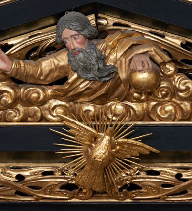 Zdjęcie nr 9: Ołtarz architektoniczny, jednoosiowy, dwukondygnacyjny, z bramkami, na cokole. Pierwsza kondygnacja ujęta parą pilastrów za dwiema parami gładkich kolumn o kapitelach kompozytowych, dźwigających imposty, z gzymsem wyłamanym w partii podpór. Środkowa para wysunięta przed lico ołtarza, zwieńczona trójkątnym przyczółkiem z rzeźbą przedstawiającą Boga Ojca w obłokach. Pole środkowe w formie arkady z obrazem Ukrzyżowania. Kondygnacja ujęta uszami utworzonymi z ornamentu małżowinowo-chrząstkowego. Na bramkach figury św. Piotra i św. Pawła. Druga kondygnacja w formie leżącego prostokąta, ujęta parą pilastrów i stojącą przed nimi parą gładkich kolumn o kapitelach kompozytowych, dźwigających imposty. Kondygnacja flankowana dwiema figurami aniołów stojących na postumentach. Pole obrazowe z przedstawieniem Chrystusa w Ogrójcu w formie leżącego owalu w prostokątnej płycinie. Zwieńczenie przyjmujące kształt impostu dźwigającego na szerokim gzymsie owalny kartusz ujęty ornamentem małżowinowo-chrząstkowym z przedstawieniem Veraicon. Nastawa pokryta bogatą dekoracją ornamentalną. W partii cokołów płyciny z ornamentem małżowinowo-chrząstkowym, w wewnętrznych dodatkowo główki anielskie oraz girlandy utworzone z tkaniny nad arkadami bramek. Czoło arkady pola środkowego dekorowane rozetami, w ościeżach bocznych małżowina, w podłuczu kasetony z rozetami. W przyłuczu arkady ornament roślinny. W impostach, w partii fryzu rozety, powyżej ażurowy ornament małżowinowo-chrząstkowy dekoruje podstawę gzymsu. Przyczółek ozdobiony małżowiną. W drugiej kondygnacji owalna rama obrazu przyjmuje postać wieńca laurowego dekorowanego kartuszami z kaboszonami. W narożach płyciny małżowina. Pole ujęte festonami utworzonymi z tkaniny, owoców i kwiatów. Fryz impostów dekorowany analogicznie jak w pierwszej kondygnacji. Na fragmentach belkowania wazony. Odcinki gzymsu połączone girlandą z tkaniny z pękiem owoców i kwiatów. Kondygnacja ujęta uszami z ornamentu małżowinowo-chrząstkowego. 
Ołtarz kamienny z drewnianą obudową i mensą z portatylem. Antepedium w formie leżącego prostokąta, ujęte ornamentalną ramą z motywem akantu. W polu purpurowa tkanina z haftowanym monogramem IHS. Nastawa polichromowana na kolor czarny ze złoconymi kolumnami, detalami architektonicznymi i ornamentyką.