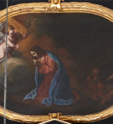 Zdjęcie nr 3: Ołtarz architektoniczny, jednoosiowy, dwukondygnacyjny, z bramkami, na cokole. Pierwsza kondygnacja ujęta parą pilastrów za dwiema parami gładkich kolumn o kapitelach kompozytowych, dźwigających imposty, z gzymsem wyłamanym w partii podpór. Środkowa para wysunięta przed lico ołtarza, zwieńczona trójkątnym przyczółkiem z rzeźbą przedstawiającą Boga Ojca w obłokach. Pole środkowe w formie arkady z obrazem Ukrzyżowania. Kondygnacja ujęta uszami utworzonymi z ornamentu małżowinowo-chrząstkowego. Na bramkach figury św. Piotra i św. Pawła. Druga kondygnacja w formie leżącego prostokąta, ujęta parą pilastrów i stojącą przed nimi parą gładkich kolumn o kapitelach kompozytowych, dźwigających imposty. Kondygnacja flankowana dwiema figurami aniołów stojących na postumentach. Pole obrazowe z przedstawieniem Chrystusa w Ogrójcu w formie leżącego owalu w prostokątnej płycinie. Zwieńczenie przyjmujące kształt impostu dźwigającego na szerokim gzymsie owalny kartusz ujęty ornamentem małżowinowo-chrząstkowym z przedstawieniem Veraicon. Nastawa pokryta bogatą dekoracją ornamentalną. W partii cokołów płyciny z ornamentem małżowinowo-chrząstkowym, w wewnętrznych dodatkowo główki anielskie oraz girlandy utworzone z tkaniny nad arkadami bramek. Czoło arkady pola środkowego dekorowane rozetami, w ościeżach bocznych małżowina, w podłuczu kasetony z rozetami. W przyłuczu arkady ornament roślinny. W impostach, w partii fryzu rozety, powyżej ażurowy ornament małżowinowo-chrząstkowy dekoruje podstawę gzymsu. Przyczółek ozdobiony małżowiną. W drugiej kondygnacji owalna rama obrazu przyjmuje postać wieńca laurowego dekorowanego kartuszami z kaboszonami. W narożach płyciny małżowina. Pole ujęte festonami utworzonymi z tkaniny, owoców i kwiatów. Fryz impostów dekorowany analogicznie jak w pierwszej kondygnacji. Na fragmentach belkowania wazony. Odcinki gzymsu połączone girlandą z tkaniny z pękiem owoców i kwiatów. Kondygnacja ujęta uszami z ornamentu małżowinowo-chrząstkowego. 
Ołtarz kamienny z drewnianą obudową i mensą z portatylem. Antepedium w formie leżącego prostokąta, ujęte ornamentalną ramą z motywem akantu. W polu purpurowa tkanina z haftowanym monogramem IHS. Nastawa polichromowana na kolor czarny ze złoconymi kolumnami, detalami architektonicznymi i ornamentyką.