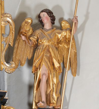 Zdjęcie nr 14: Ołtarz architektoniczny, jednoosiowy, dwukondygnacyjny, z bramkami, na cokole. Pierwsza kondygnacja ujęta parą pilastrów za dwiema parami gładkich kolumn o kapitelach kompozytowych, dźwigających imposty, z gzymsem wyłamanym w partii podpór. Środkowa para wysunięta przed lico ołtarza, zwieńczona trójkątnym przyczółkiem z rzeźbą przedstawiającą Boga Ojca w obłokach. Pole środkowe w formie arkady z obrazem Ukrzyżowania. Kondygnacja ujęta uszami utworzonymi z ornamentu małżowinowo-chrząstkowego. Na bramkach figury św. Piotra i św. Pawła. Druga kondygnacja w formie leżącego prostokąta, ujęta parą pilastrów i stojącą przed nimi parą gładkich kolumn o kapitelach kompozytowych, dźwigających imposty. Kondygnacja flankowana dwiema figurami aniołów stojących na postumentach. Pole obrazowe z przedstawieniem Chrystusa w Ogrójcu w formie leżącego owalu w prostokątnej płycinie. Zwieńczenie przyjmujące kształt impostu dźwigającego na szerokim gzymsie owalny kartusz ujęty ornamentem małżowinowo-chrząstkowym z przedstawieniem Veraicon. Nastawa pokryta bogatą dekoracją ornamentalną. W partii cokołów płyciny z ornamentem małżowinowo-chrząstkowym, w wewnętrznych dodatkowo główki anielskie oraz girlandy utworzone z tkaniny nad arkadami bramek. Czoło arkady pola środkowego dekorowane rozetami, w ościeżach bocznych małżowina, w podłuczu kasetony z rozetami. W przyłuczu arkady ornament roślinny. W impostach, w partii fryzu rozety, powyżej ażurowy ornament małżowinowo-chrząstkowy dekoruje podstawę gzymsu. Przyczółek ozdobiony małżowiną. W drugiej kondygnacji owalna rama obrazu przyjmuje postać wieńca laurowego dekorowanego kartuszami z kaboszonami. W narożach płyciny małżowina. Pole ujęte festonami utworzonymi z tkaniny, owoców i kwiatów. Fryz impostów dekorowany analogicznie jak w pierwszej kondygnacji. Na fragmentach belkowania wazony. Odcinki gzymsu połączone girlandą z tkaniny z pękiem owoców i kwiatów. Kondygnacja ujęta uszami z ornamentu małżowinowo-chrząstkowego. 
Ołtarz kamienny z drewnianą obudową i mensą z portatylem. Antepedium w formie leżącego prostokąta, ujęte ornamentalną ramą z motywem akantu. W polu purpurowa tkanina z haftowanym monogramem IHS. Nastawa polichromowana na kolor czarny ze złoconymi kolumnami, detalami architektonicznymi i ornamentyką.