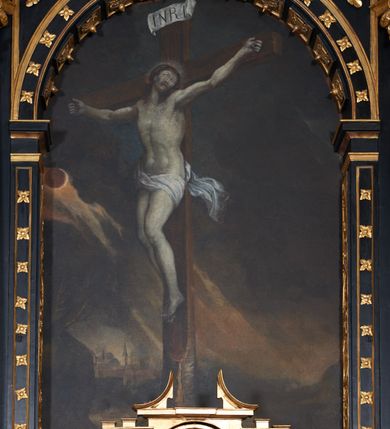 Zdjęcie nr 15: Ołtarz architektoniczny, jednoosiowy, dwukondygnacyjny, z bramkami, na cokole. Pierwsza kondygnacja ujęta parą pilastrów za dwiema parami gładkich kolumn o kapitelach kompozytowych, dźwigających imposty, z gzymsem wyłamanym w partii podpór. Środkowa para wysunięta przed lico ołtarza, zwieńczona trójkątnym przyczółkiem z rzeźbą przedstawiającą Boga Ojca w obłokach. Pole środkowe w formie arkady z obrazem Ukrzyżowania. Kondygnacja ujęta uszami utworzonymi z ornamentu małżowinowo-chrząstkowego. Na bramkach figury św. Piotra i św. Pawła. Druga kondygnacja w formie leżącego prostokąta, ujęta parą pilastrów i stojącą przed nimi parą gładkich kolumn o kapitelach kompozytowych, dźwigających imposty. Kondygnacja flankowana dwiema figurami aniołów stojących na postumentach. Pole obrazowe z przedstawieniem Chrystusa w Ogrójcu w formie leżącego owalu w prostokątnej płycinie. Zwieńczenie przyjmujące kształt impostu dźwigającego na szerokim gzymsie owalny kartusz ujęty ornamentem małżowinowo-chrząstkowym z przedstawieniem Veraicon. Nastawa pokryta bogatą dekoracją ornamentalną. W partii cokołów płyciny z ornamentem małżowinowo-chrząstkowym, w wewnętrznych dodatkowo główki anielskie oraz girlandy utworzone z tkaniny nad arkadami bramek. Czoło arkady pola środkowego dekorowane rozetami, w ościeżach bocznych małżowina, w podłuczu kasetony z rozetami. W przyłuczu arkady ornament roślinny. W impostach, w partii fryzu rozety, powyżej ażurowy ornament małżowinowo-chrząstkowy dekoruje podstawę gzymsu. Przyczółek ozdobiony małżowiną. W drugiej kondygnacji owalna rama obrazu przyjmuje postać wieńca laurowego dekorowanego kartuszami z kaboszonami. W narożach płyciny małżowina. Pole ujęte festonami utworzonymi z tkaniny, owoców i kwiatów. Fryz impostów dekorowany analogicznie jak w pierwszej kondygnacji. Na fragmentach belkowania wazony. Odcinki gzymsu połączone girlandą z tkaniny z pękiem owoców i kwiatów. Kondygnacja ujęta uszami z ornamentu małżowinowo-chrząstkowego. 
Ołtarz kamienny z drewnianą obudową i mensą z portatylem. Antepedium w formie leżącego prostokąta, ujęte ornamentalną ramą z motywem akantu. W polu purpurowa tkanina z haftowanym monogramem IHS. Nastawa polichromowana na kolor czarny ze złoconymi kolumnami, detalami architektonicznymi i ornamentyką.