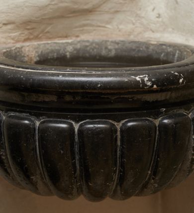 Zdjęcie nr 1: Kropielnice wmurowane w ściany kruchty, okrągłe,  z czarą w kształcie półkuli z profilowanym brzegiem i dekoracją imitującą puklowanie.