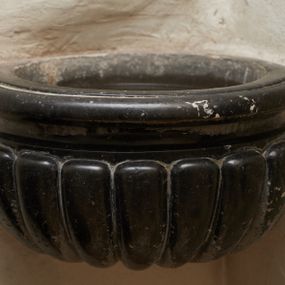 Zdjęcie nr 1: Kropielnice wmurowane w ściany kruchty, okrągłe,  z czarą w kształcie półkuli z profilowanym brzegiem i dekoracją imitującą puklowanie.