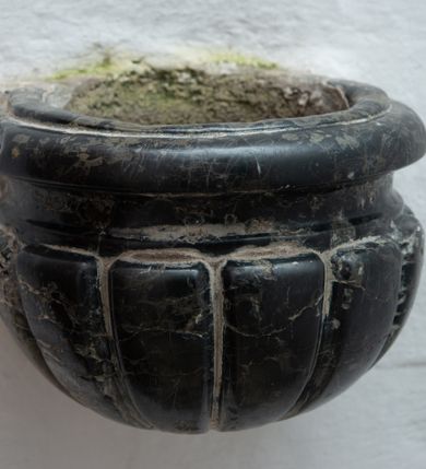 Zdjęcie nr 3: Kropielnice wmurowane w ściany kruchty, okrągłe,  z czarą w kształcie półkuli z profilowanym brzegiem i dekoracją imitującą puklowanie.