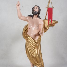 Zdjęcie nr 1: Rzeźba pełna przedstawiająca Chrystusa Zmartwychwstałego w całej postaci, w kontrapoście. Prawą rękę ma zgiętą w łokciu, uniesioną w geście błogosławieństwa, w lewej trzyma drzewiec zakończony krzyżem i proporcem. Głowa uniesiona, twarz okalają ciemne długie włosy i krótka broda. Płaszcz malowany na złoto, udrapowany wokół pasa odsłaniając nagi tors, za plecami rozwiana kaskada fałd. Podstawa rzeźby półkolista, polichromia w partiach ciała naturalistyczna. 