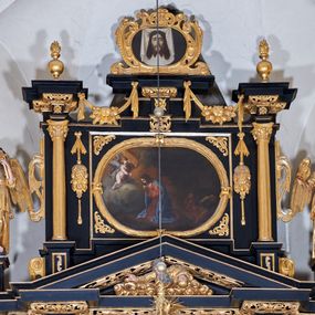 Zdjęcie nr 1: Obraz w formie leżącego owalu, z przedstawieniem chusty, na której widnieje wizerunek Chrystusa. Twarz blada, pociągła, szczupła, o długim prostym nosie, zamkniętych oczach i delikatnie zarysowanych ustach, okolona długim zarostem dzielącym się w dwa pukle. Włosy długie, ciemnobrązowe, na głowie korona cierniowa; tło czarne.