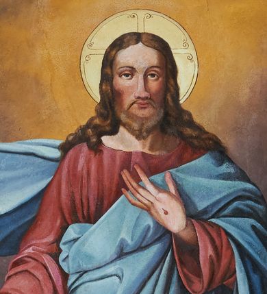 Zdjęcie nr 1: Scena ujęta malowaną ramą koloru złotego o polu stojącego prostokąta z uszakami, z prostokątnie wciętymi dłuższymi bokami i wyłamanym półkoliście bokiem górnym i półkoliście wciętym bokiem dolnym; w górnej części ozdobiona stylizowanym ornamentem akantowym. W polu głównym ukazany jest Chrystus stojący na niebieskim globie w otoczeniu dwóch aniołów. Lewą rękę ma zgiętą w łokciu, a dłoń położoną na piersi, natomiast prawą rękę ma wyprostowaną, skierowaną w dół. Na obu dłoniach widoczne są ślady męki. Twarz podłużna z długim i szeroko zakończonym nosem, okolona krótką brodą. Włosy długie, bujne, brązowe opadają na ramiona i plecy. Chrystus ubrany w czerwoną suknię, na którą narzucony jest błękitny płaszcz. Wokół głowy ma jasnozłoty kolisty nimb krzyżowy. Anioły widoczne są w półpostaci, częściowo schowane za globem ziemskim. Anioł po lewej zwrócony jest w prawo, w dłoniach trzyma koronę cierniową. Ubrany jest w suknię z niebieskimi rękawami oraz ugrową tunikę. Po prawej anioł ukazany frontalnie z krzyżem w dłoniach. Ubrany jest w białą suknię i zielony płaszcz, spięty pod szyją. Twarze aniołów są silnie zarumienione, z wyraźnymi długimi nosami, okolone długimi włosami. Po lewej stronie obrazu sygnatura: „Pinx[it] F(rater) Didacus. / Batarina 1870”.
