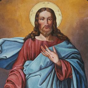 Zdjęcie nr 1: Scena ujęta malowaną ramą koloru złotego o polu stojącego prostokąta z uszakami, z prostokątnie wciętymi dłuższymi bokami i wyłamanym półkoliście bokiem górnym i półkoliście wciętym bokiem dolnym; w górnej części ozdobiona stylizowanym ornamentem akantowym. W polu głównym ukazany jest Chrystus stojący na niebieskim globie w otoczeniu dwóch aniołów. Lewą rękę ma zgiętą w łokciu, a dłoń położoną na piersi, natomiast prawą rękę ma wyprostowaną, skierowaną w dół. Na obu dłoniach widoczne są ślady męki. Twarz podłużna z długim i szeroko zakończonym nosem, okolona krótką brodą. Włosy długie, bujne, brązowe opadają na ramiona i plecy. Chrystus ubrany w czerwoną suknię, na którą narzucony jest błękitny płaszcz. Wokół głowy ma jasnozłoty kolisty nimb krzyżowy. Anioły widoczne są w półpostaci, częściowo schowane za globem ziemskim. Anioł po lewej zwrócony jest w prawo, w dłoniach trzyma koronę cierniową. Ubrany jest w suknię z niebieskimi rękawami oraz ugrową tunikę. Po prawej anioł ukazany frontalnie z krzyżem w dłoniach. Ubrany jest w białą suknię i zielony płaszcz, spięty pod szyją. Twarze aniołów są silnie zarumienione, z wyraźnymi długimi nosami, okolone długimi włosami. Po lewej stronie obrazu sygnatura: „Pinx[it] F(rater) Didacus. / Batarina 1870”.
