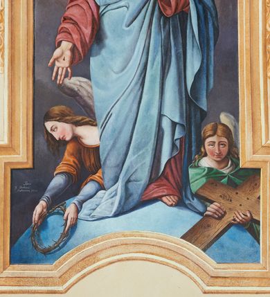 Zdjęcie nr 2: Scena ujęta malowaną ramą koloru złotego o polu stojącego prostokąta z uszakami, z prostokątnie wciętymi dłuższymi bokami i wyłamanym półkoliście bokiem górnym i półkoliście wciętym bokiem dolnym; w górnej części ozdobiona stylizowanym ornamentem akantowym. W polu głównym ukazany jest Chrystus stojący na niebieskim globie w otoczeniu dwóch aniołów. Lewą rękę ma zgiętą w łokciu, a dłoń położoną na piersi, natomiast prawą rękę ma wyprostowaną, skierowaną w dół. Na obu dłoniach widoczne są ślady męki. Twarz podłużna z długim i szeroko zakończonym nosem, okolona krótką brodą. Włosy długie, bujne, brązowe opadają na ramiona i plecy. Chrystus ubrany w czerwoną suknię, na którą narzucony jest błękitny płaszcz. Wokół głowy ma jasnozłoty kolisty nimb krzyżowy. Anioły widoczne są w półpostaci, częściowo schowane za globem ziemskim. Anioł po lewej zwrócony jest w prawo, w dłoniach trzyma koronę cierniową. Ubrany jest w suknię z niebieskimi rękawami oraz ugrową tunikę. Po prawej anioł ukazany frontalnie z krzyżem w dłoniach. Ubrany jest w białą suknię i zielony płaszcz, spięty pod szyją. Twarze aniołów są silnie zarumienione, z wyraźnymi długimi nosami, okolone długimi włosami. Po lewej stronie obrazu sygnatura: „Pinx[it] F(rater) Didacus. / Batarina 1870”.
