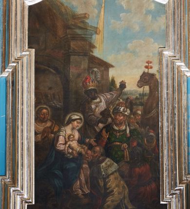 Zdjęcie nr 2: Obraz w kształcie stojącego prostokąta, ujęty ramą w  z uszakami i wklęsło ściętymi narożami w górnej części. Dzieło utrzymane jest w ciemnej kolorystyce, dominują poszarzałe ugry i brązy. W centrum kompozycji została przedstawiona scena Pokłonu Trzech Króli.  Na pierwszym planie z lewej strony obrazu siedzi Matka Boska z Dzieciątkiem na rękach, zwrócona trzy czwarte w lewo. Ma owalną twarz z wyraźnie zaznaczonym podbródkiem, pełnymi ustami, długim nosem i dużymi oczami. Ubrana jest w różową suknię oraz niebieski płaszcz, na głowie ma założoną białą chustę. Dzieciątko leży na kolanach matki. Ma krótkie i jasne włosy, wokół głowy złoty nimb. Ubrane jest w białą pieluszkę, przewiązaną przez biodra. Poniżej leży naczynie, korona i berło. Z tyłu za Matką Boską stoi św. Józef z rękami złożonymi w geście modlitwy. Ma twarz o rysach mężczyzny w średnim wieku, okoloną krótką brodą i długimi włosami. Ubrany jest w białą suknię oraz jasnobrązowy płaszcz. Po prawej stronie obrazu zostali ukazani Trzej Królowie i towarzyszący im podróżni. Pierwszy, klęczy przed Matką Boska, zwrócony w prawą stronę, prawą dłonią chwyta za nóżkę Dzieciątko. Ma twarz o rysach starszego mężczyzny z łysiną nad czołem, z siwą brodą i włosami. Ubrany jest w złoty płaszcz z gronostajem i czerwoną podszewką, dekorowany w symetryczne zdobienia. Dalej klęczy jego sługa, który trzyma w dłoniach złotą skrzyneczkę. Ma ciemną karnację skory, ubrany jest w czerwony płaszcz z brązowymi, skórzanymi zdobieniami. Wyżej stoi drugi król o twarzy okolonej krótką brodą. Ubrany jest w czerwoną suknię oraz zielony płaszcz, przewiązany złotą szarfą. Na głowie ma biały turban z piórem i złotą koronę, a na szyi zawieszony medalion z motywem ptaka. Powyżej stoi trzeci król, który w dłoniach trzyma kadzielnicę, lewą rękę wyciągając do góry za łańcuszki naczynia. Ma ciemną karnację skóry. Ubrany jest w jasnofioletową szatę. Na głowie ma założony biało-czerwony turban z piórem i złotą koronę. Po lewej stronie obrazu w tle ukazana jest murowana stajenka betlejemska, a po prawej wielbłąd. W oddali pejzaż z błękitnym niebem i promieniami z gwiazdy betlejemskiej. 

