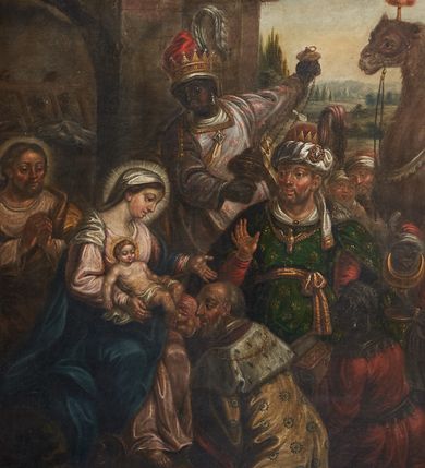 Zdjęcie nr 1: Obraz w kształcie stojącego prostokąta, ujęty ramą w  z uszakami i wklęsło ściętymi narożami w górnej części. Dzieło utrzymane jest w ciemnej kolorystyce, dominują poszarzałe ugry i brązy. W centrum kompozycji została przedstawiona scena Pokłonu Trzech Króli.  Na pierwszym planie z lewej strony obrazu siedzi Matka Boska z Dzieciątkiem na rękach, zwrócona trzy czwarte w lewo. Ma owalną twarz z wyraźnie zaznaczonym podbródkiem, pełnymi ustami, długim nosem i dużymi oczami. Ubrana jest w różową suknię oraz niebieski płaszcz, na głowie ma założoną białą chustę. Dzieciątko leży na kolanach matki. Ma krótkie i jasne włosy, wokół głowy złoty nimb. Ubrane jest w białą pieluszkę, przewiązaną przez biodra. Poniżej leży naczynie, korona i berło. Z tyłu za Matką Boską stoi św. Józef z rękami złożonymi w geście modlitwy. Ma twarz o rysach mężczyzny w średnim wieku, okoloną krótką brodą i długimi włosami. Ubrany jest w białą suknię oraz jasnobrązowy płaszcz. Po prawej stronie obrazu zostali ukazani Trzej Królowie i towarzyszący im podróżni. Pierwszy, klęczy przed Matką Boska, zwrócony w prawą stronę, prawą dłonią chwyta za nóżkę Dzieciątko. Ma twarz o rysach starszego mężczyzny z łysiną nad czołem, z siwą brodą i włosami. Ubrany jest w złoty płaszcz z gronostajem i czerwoną podszewką, dekorowany w symetryczne zdobienia. Dalej klęczy jego sługa, który trzyma w dłoniach złotą skrzyneczkę. Ma ciemną karnację skory, ubrany jest w czerwony płaszcz z brązowymi, skórzanymi zdobieniami. Wyżej stoi drugi król o twarzy okolonej krótką brodą. Ubrany jest w czerwoną suknię oraz zielony płaszcz, przewiązany złotą szarfą. Na głowie ma biały turban z piórem i złotą koronę, a na szyi zawieszony medalion z motywem ptaka. Powyżej stoi trzeci król, który w dłoniach trzyma kadzielnicę, lewą rękę wyciągając do góry za łańcuszki naczynia. Ma ciemną karnację skóry. Ubrany jest w jasnofioletową szatę. Na głowie ma założony biało-czerwony turban z piórem i złotą koronę. Po lewej stronie obrazu w tle ukazana jest murowana stajenka betlejemska, a po prawej wielbłąd. W oddali pejzaż z błękitnym niebem i promieniami z gwiazdy betlejemskiej. 

