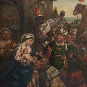Zdjęcie nr 1: Obraz w kształcie stojącego prostokąta, ujęty ramą w  z uszakami i wklęsło ściętymi narożami w górnej części. Dzieło utrzymane jest w ciemnej kolorystyce, dominują poszarzałe ugry i brązy. W centrum kompozycji została przedstawiona scena Pokłonu Trzech Króli.  Na pierwszym planie z lewej strony obrazu siedzi Matka Boska z Dzieciątkiem na rękach, zwrócona trzy czwarte w lewo. Ma owalną twarz z wyraźnie zaznaczonym podbródkiem, pełnymi ustami, długim nosem i dużymi oczami. Ubrana jest w różową suknię oraz niebieski płaszcz, na głowie ma założoną białą chustę. Dzieciątko leży na kolanach matki. Ma krótkie i jasne włosy, wokół głowy złoty nimb. Ubrane jest w białą pieluszkę, przewiązaną przez biodra. Poniżej leży naczynie, korona i berło. Z tyłu za Matką Boską stoi św. Józef z rękami złożonymi w geście modlitwy. Ma twarz o rysach mężczyzny w średnim wieku, okoloną krótką brodą i długimi włosami. Ubrany jest w białą suknię oraz jasnobrązowy płaszcz. Po prawej stronie obrazu zostali ukazani Trzej Królowie i towarzyszący im podróżni. Pierwszy, klęczy przed Matką Boska, zwrócony w prawą stronę, prawą dłonią chwyta za nóżkę Dzieciątko. Ma twarz o rysach starszego mężczyzny z łysiną nad czołem, z siwą brodą i włosami. Ubrany jest w złoty płaszcz z gronostajem i czerwoną podszewką, dekorowany w symetryczne zdobienia. Dalej klęczy jego sługa, który trzyma w dłoniach złotą skrzyneczkę. Ma ciemną karnację skory, ubrany jest w czerwony płaszcz z brązowymi, skórzanymi zdobieniami. Wyżej stoi drugi król o twarzy okolonej krótką brodą. Ubrany jest w czerwoną suknię oraz zielony płaszcz, przewiązany złotą szarfą. Na głowie ma biały turban z piórem i złotą koronę, a na szyi zawieszony medalion z motywem ptaka. Powyżej stoi trzeci król, który w dłoniach trzyma kadzielnicę, lewą rękę wyciągając do góry za łańcuszki naczynia. Ma ciemną karnację skóry. Ubrany jest w jasnofioletową szatę. Na głowie ma założony biało-czerwony turban z piórem i złotą koronę. Po lewej stronie obrazu w tle ukazana jest murowana stajenka betlejemska, a po prawej wielbłąd. W oddali pejzaż z błękitnym niebem i promieniami z gwiazdy betlejemskiej. 

