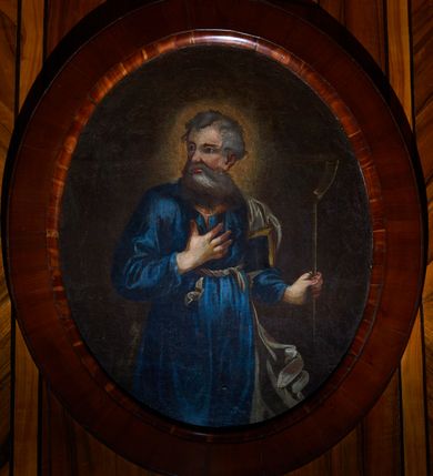 Zdjęcie nr 2: Obraz w kształcie stojącego owalu z przedstawieniem św. Joachima. Na osi kompozycji święty ukazany w pozie stojącej do wysokości kolan, zwrócony delikatnie w lewo. Prawą rękę ma złożoną na piersi, w lewej trzyma szuflę pasterską, a pod ręką księgę. Głowa zwrócona jest w prawo, okolona długą i siwą brodą oraz krótkimi, lekko kręconymi włosami. Twarz o długim i prostym nosie oraz pełnych ustach. Oczy migdałowe, ciemne, nad nimi proste i ciemne brwi. Wokół głowy ma złoty nimb. Odziany jest w niebieską suknię, przewiązaną w pasie białą szarfą, przez prawe ramie przerzucony jest biały płaszcz. Tło jednolite, ciemnobrązowe. Rama drewniana, fornirowana, politurowana.