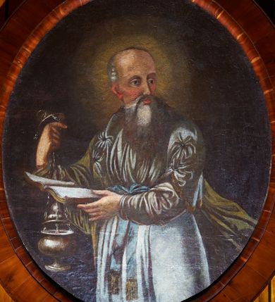 Zdjęcie nr 1: Obraz w kształcie stojącego owalu, przedstawiający Zachariasza. Postać ukazana jest w centrum kompozycji, do wysokości kolan, zwrócona trzy czwarte w prawo, z głową skierowaną w lewo. W prawej dłoni trzyma trybularz, a w lewej otwartą księgę. Twarz podłużna, z wysoko zaznaczonym czołem, długim nosem, okolona bujną i siwą brodą. Ubrany jest w strój kapłana izraelskiego: białą suknię, białą tunikę z krótkimi i ozdobnymi rękawami, błękitny pas oraz oliwkowozielony płaszcz. Tło ciemnobrązowe, rozświetlone wokół głowy Zachariasza. Rama drewniana, fornirowana, politurowana.
