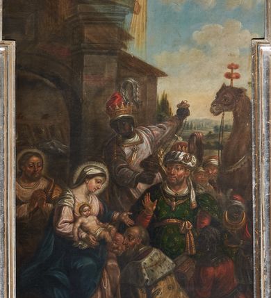 Zdjęcie nr 3: Ołtarz architektoniczny, jednokondygnacyjny, jednoosiowy. Mensa sarkofagowa z dwiema fornirowanymi płycinami w polu; niesymetryczna z prawym bokiem przylegającym do ściany. Nastawa ołtarzowa wsparta na łamanym cokole, ujęta dwoma pilastrami oraz parą kolumn z kanelowanymi i złoconymi trzonami o kompozytowych kapitelach. Podpory wspierają wyłamane belkowanie i silnie profilowany gzyms. Ołtarz zwieńczony jest promienistą glorią, w której w niebieskim polu, otoczonym obłokami znajduje się kwiat róży. W polu głównym w ramie w kształcie stojącego prostokąta z uszakami o wklęsłych górnych narożach umieszczony jest obraz „Pokłon pasterzy”. Struktura polichromowana w kolorze jasnoniebieskim; ornamentyka, detale i profilowania złocone oraz srebrzone. 




