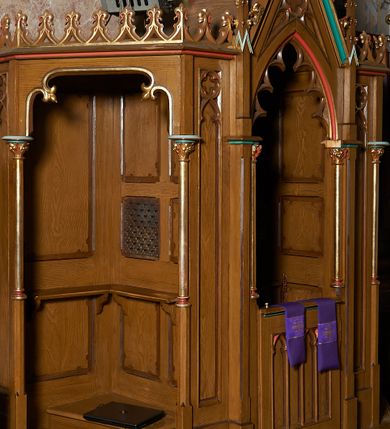 Zdjęcie nr 1: Konfesjonał na planie prostokąta o ściętych narożach, z klęcznikami ograniczonymi krótkimi ściankami ujętymi kolumienkami. Część środkowa z drzwiczkami dekorowanymi blendami i ostrołukową arkadą ujęta od środka maswerkiem wspartą na kolumienkach, zwieńczoną wimpergą z krzyżem, ujętą pinaklami. Gzyms wieńczący ozdobiony ażurowo potraktowanymi żabkami. Całość struktury w odcieniu ciemnego drewna, profile złocone oraz polichromowane na czerwono i zielono.