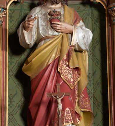 Zdjęcie nr 4: Nastawa ołtarzowa architektoniczna, jednokondygnacyjna, trójosiowa, ze zwieńczeniem. Ołtarz drewniany, skrzyniowy, mensa drewniana. Antepedium z narożami wypełnionymi ćwierćkolumienkami, dekorowane czterema blendami, z czworoliściem z gorejącym sercem pośrodku. Tabernakulum w formie prostopadłościennej szafki, ujęte w narożach kolumienkami dźwigającymi gzyms o kształcie łuku ostrego nadwieszonego dekorowanego żabkami i zwieńczonego pinaklem. Drzwiczki w formie stojącego prostokąta zamkniętego łukiem ostrym, zdobione płaskorzeźbionym motywem winnej latorośli, kłosów zbóż i monogramem IHS. Predella nastawy dekorowana blendami z malowaną dekoracją w formie winnego grona. 
Retabulum ołtarzowe w postaci trzech nisz zamkniętych łukami ostrymi, ujętych kolumienkami o kapitelach dekorowanych stylizowanymi rozetami i  dźwigającymi pinakle z żabkami i kwiatonami. Środkowa nisza zamknięta łukiem ostrym z krenelażem, ponad którym ażurowa konstrukcja utworzona z wimperg i pinakli, dekorowana żabkami i kwiatonami. Nisze boczne zwieńczone przeplatającymi się żebrami, dekorowanymi w polach rozetami i pinaklami zakończonymi kwiatonami. Zwieńczenie w formie ażurowej konstrukcji utworzonej z pinakli połączonych łukami przyporowymi, dekorowanymi krenelażem i żabkami, środkowy pinakiel najwyższy, zwieńczony krzyżem. W niszy środkowej figura Najświętsze Serce Jezusa, w bocznych: św. Teresa z Avila po lewej i św. Andrzej Bobola po prawej stronie. Nastawa ujęta uszami utworzonymi z przypór z pinaklami.
Ołtarz w kolorze ciemnego drewna, blendy i nisze polichromowane na niebiesko i zielono, profile, detale i ornamenty złocone.
