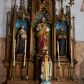 Zdjęcie nr 1: Nastawa ołtarzowa architektoniczna, jednokondygnacyjna, trójosiowa, ze zwieńczeniem. Ołtarz drewniany, skrzyniowy, mensa drewniana. Antepedium z narożami wypełnionymi ćwierćkolumienkami, dekorowane czterema blendami, z czworoliściem z gorejącym sercem pośrodku. Tabernakulum w formie prostopadłościennej szafki, ujęte w narożach kolumienkami dźwigającymi gzyms o kształcie łuku ostrego nadwieszonego dekorowanego żabkami i zwieńczonego pinaklem. Drzwiczki w formie stojącego prostokąta zamkniętego łukiem ostrym, zdobione płaskorzeźbionym motywem winnej latorośli, kłosów zbóż i monogramem IHS. Predella nastawy dekorowana blendami z malowaną dekoracją w formie winnego grona. 
Retabulum ołtarzowe w postaci trzech nisz zamkniętych łukami ostrymi, ujętych kolumienkami o kapitelach dekorowanych stylizowanymi rozetami i  dźwigającymi pinakle z żabkami i kwiatonami. Środkowa nisza zamknięta łukiem ostrym z krenelażem, ponad którym ażurowa konstrukcja utworzona z wimperg i pinakli, dekorowana żabkami i kwiatonami. Nisze boczne zwieńczone przeplatającymi się żebrami, dekorowanymi w polach rozetami i pinaklami zakończonymi kwiatonami. Zwieńczenie w formie ażurowej konstrukcji utworzonej z pinakli połączonych łukami przyporowymi, dekorowanymi krenelażem i żabkami, środkowy pinakiel najwyższy, zwieńczony krzyżem. W niszy środkowej figura Najświętsze Serce Jezusa, w bocznych: św. Teresa z Avila po lewej i św. Andrzej Bobola po prawej stronie. Nastawa ujęta uszami utworzonymi z przypór z pinaklami.
Ołtarz w kolorze ciemnego drewna, blendy i nisze polichromowane na niebiesko i zielono, profile, detale i ornamenty złocone.
