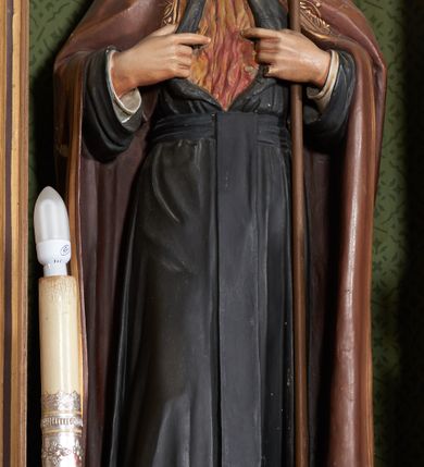 Zdjęcie nr 5: Nastawa ołtarzowa architektoniczna, jednokondygnacyjna, trójosiowa, ze zwieńczeniem. Ołtarz drewniany, skrzyniowy, mensa drewniana. Antepedium z narożami wypełnionymi ćwierćkolumienkami, dekorowane czterema blendami, z czworoliściem z gorejącym sercem pośrodku. Tabernakulum w formie prostopadłościennej szafki, ujęte w narożach kolumienkami dźwigającymi gzyms o kształcie łuku ostrego nadwieszonego dekorowanego żabkami i zwieńczonego pinaklem. Drzwiczki w formie stojącego prostokąta zamkniętego łukiem ostrym, zdobione płaskorzeźbionym motywem winnej latorośli, kłosów zbóż i monogramem IHS. Predella nastawy dekorowana blendami z malowaną dekoracją w formie winnego grona. 
Retabulum ołtarzowe w postaci trzech nisz zamkniętych łukami ostrymi, ujętych kolumienkami o kapitelach dekorowanych stylizowanymi rozetami i  dźwigającymi pinakle z żabkami i kwiatonami. Środkowa nisza zamknięta łukiem ostrym z krenelażem, ponad którym ażurowa konstrukcja utworzona z wimperg i pinakli, dekorowana żabkami i kwiatonami. Nisze boczne zwieńczone przeplatającymi się żebrami, dekorowanymi w polach rozetami i pinaklami zakończonymi kwiatonami. Zwieńczenie w formie ażurowej konstrukcji utworzonej z pinakli połączonych łukami przyporowymi, dekorowanymi krenelażem i żabkami, środkowy pinakiel najwyższy, zwieńczony krzyżem. W niszy środkowej figura Najświętsze Serce Jezusa, w bocznych: św. Teresa z Avila po lewej i św. Andrzej Bobola po prawej stronie. Nastawa ujęta uszami utworzonymi z przypór z pinaklami.
Ołtarz w kolorze ciemnego drewna, blendy i nisze polichromowane na niebiesko i zielono, profile, detale i ornamenty złocone.
