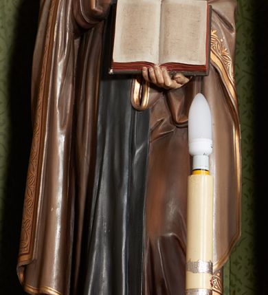 Zdjęcie nr 6: Nastawa ołtarzowa architektoniczna, jednokondygnacyjna, trójosiowa, ze zwieńczeniem. Ołtarz drewniany, skrzyniowy, mensa drewniana. Antepedium z narożami wypełnionymi ćwierćkolumienkami, dekorowane czterema blendami, z czworoliściem z gorejącym sercem pośrodku. Tabernakulum w formie prostopadłościennej szafki, ujęte w narożach kolumienkami dźwigającymi gzyms o kształcie łuku ostrego nadwieszonego dekorowanego żabkami i zwieńczonego pinaklem. Drzwiczki w formie stojącego prostokąta zamkniętego łukiem ostrym, zdobione płaskorzeźbionym motywem winnej latorośli, kłosów zbóż i monogramem IHS. Predella nastawy dekorowana blendami z malowaną dekoracją w formie winnego grona. 
Retabulum ołtarzowe w postaci trzech nisz zamkniętych łukami ostrymi, ujętych kolumienkami o kapitelach dekorowanych stylizowanymi rozetami i  dźwigającymi pinakle z żabkami i kwiatonami. Środkowa nisza zamknięta łukiem ostrym z krenelażem, ponad którym ażurowa konstrukcja utworzona z wimperg i pinakli, dekorowana żabkami i kwiatonami. Nisze boczne zwieńczone przeplatającymi się żebrami, dekorowanymi w polach rozetami i pinaklami zakończonymi kwiatonami. Zwieńczenie w formie ażurowej konstrukcji utworzonej z pinakli połączonych łukami przyporowymi, dekorowanymi krenelażem i żabkami, środkowy pinakiel najwyższy, zwieńczony krzyżem. W niszy środkowej figura Najświętsze Serce Jezusa, w bocznych: św. Teresa z Avila po lewej i św. Andrzej Bobola po prawej stronie. Nastawa ujęta uszami utworzonymi z przypór z pinaklami.
Ołtarz w kolorze ciemnego drewna, blendy i nisze polichromowane na niebiesko i zielono, profile, detale i ornamenty złocone.
