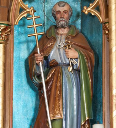 Zdjęcie nr 6: Nastawa ołtarzowa architektoniczna, jednokondygnacyjna, trójosiowa, ze zwieńczeniem. Ołtarz drewniany, skrzyniowy, mensa drewniana z marmurowym portatylem. Antepedium dekorowane czterem blendami, z czworoliściem z monogramem IHS w centrum. Tabernakulum w formie prostopadłościanu, dwukondygnacyjne, ze zwieńczeniem, na szerokiej podstawie. W dolnej kondygnacji dwoje drzwi dekorowanych ostrołukowymi blendami i przedzielonych służką. Wyżej tron wystawienia trójosiowy, w postaci trzech nisz zamkniętych łukiem ostrym, ujętych służkami dźwigającymi pinakle. Oś środkowa wyższa, z dwuskrzydłowymi drzwiczkami przedzielonymi służką i dekorowanymi płaskorzeźbioną winną latoroślą z kłosami zbóż. W niszach bocznych figury adorujących aniołów. Całość zwieńczona postumentem na relikwie. Retabulum ołtarzowe w postaci trzech nisz zamkniętych łukami ostrymi z ażurowym fryzem arkadkowym, dekorowanym po bokach blendami; osie wydzielone służkami, podwójnymi w osi środkowej, dźwigającymi pinakle z żabkami i kwiatonami. Osie zwieńczone ażurowymi wieżyczkami przeprutymi łukami trójlistnymi ostrymi, których pierwszą kondygnację kończy łuk odwrócony,  dekorowany pinaklami i żabkami, zwieńczony kwiatonem. Wieżyczki ujmują spływy z żabkami. Predella zdobiona blendami. W centralnej niszy grupa rzeźbiarska Rodziny Marii, w bocznych figury św. Piotra po lewej i św. Pawła po prawej stronie. Ołtarz w kolorze ciemnego drewna, blendy i nisze polichromowane na niebiesko i czerwono, profile, detale i ornamenty złocone. 