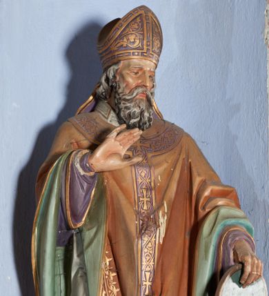 Zdjęcie nr 1: Rzeźba pełnoplastyczna przedstawiająca św. Metodego ustawiona na niskim, wielobocznym cokole. Figura ukazana frontalnie, w lewej ręce trzyma ikonę, prawą unosi w geście oratorskim. Twarz pociągła, o wyrazistych rysach, okolona dzielącą się w pukle siwiejącą brodą, wzrok skierowany przed siebie, w dół. Włosy siwiejące, opadające na kark. Święty jest ubrany w fioletową albę, u spodu dekorowaną malowanym ornamentem roślinnym, jasnozieloną rokietę oraz bogato dekorowany, brązowy, dekorowany złotym ornamentem ornat, na którą ma nałożony złoto-fioletowy paliusz; na głowie fioletowo-złota infuła. Ikona w kształcie wydłużonego, stojącego prostokąta zamkniętego łukiem półkolistym z przedstawieniem Sądu Ostatecznego. Pośrodku Michał Archanioł z mieczem i tarczą w rękach, powyżej Bóg Ojciec, a w dolnej części piekło i zmierzające do niego dusze. Polichromia w odsłoniętych partiach ciała naturalistyczna. 