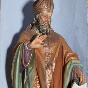 Zdjęcie nr 1: Rzeźba pełnoplastyczna przedstawiająca św. Metodego ustawiona na niskim, wielobocznym cokole. Figura ukazana frontalnie, w lewej ręce trzyma ikonę, prawą unosi w geście oratorskim. Twarz pociągła, o wyrazistych rysach, okolona dzielącą się w pukle siwiejącą brodą, wzrok skierowany przed siebie, w dół. Włosy siwiejące, opadające na kark. Święty jest ubrany w fioletową albę, u spodu dekorowaną malowanym ornamentem roślinnym, jasnozieloną rokietę oraz bogato dekorowany, brązowy, dekorowany złotym ornamentem ornat, na którą ma nałożony złoto-fioletowy paliusz; na głowie fioletowo-złota infuła. Ikona w kształcie wydłużonego, stojącego prostokąta zamkniętego łukiem półkolistym z przedstawieniem Sądu Ostatecznego. Pośrodku Michał Archanioł z mieczem i tarczą w rękach, powyżej Bóg Ojciec, a w dolnej części piekło i zmierzające do niego dusze. Polichromia w odsłoniętych partiach ciała naturalistyczna. 