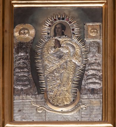 Zdjęcie nr 8: Nastawa ołtarzowa jednokondygnacyjna, jednoosiowa, ze zwieńczeniem i uszakami ustawiona na wysokim, dwudzielnym cokole. Przed nim prostopadłościenna mensa ołtarzowa z malowanym antepedium w kształcie leżącego prostokąta z przedstawieniem Ucieczki do Egiptu wzorowanym na kompozycji Giotta di Bondone. Na mensie prostopadłościenne tabernakulum zwieńczone gzymsem z drzwiczkami w kształcie stojącego prostokąta zamkniętego łukiem pełnym dekorowanymi kielichem z hostią. Kondygnacja nastawy flankowana jest przez ustawione skośnie do zewnątrz, zdwojone filary i stojące przed nimi, pozłacane kolumny o głowicach kompozytowych. W części centralnej znajduje się wnęka otoczona złotą, profilowaną ramą z rokokowym ornamentem, a w niej obraz Matki Boskiej z Dzieciątkiem, wymiennie ze sceną Zwiastowania, adorowany przez dwie flankujące go rzeźby – świętej zakonnicy po lewej i świętego zakonnika z księgą po prawej stronie. Poniżej pola obrazowego rama w kształcie leżącego prostokąta, po dwóch stronach kondygnacji uszaki w formie gablot w kształcie zbliżonym do trapezu, o wklęsło-wypukłych bokach. Wszystkie trzy wypełniają wota dziękczynne należące do obrazu Matki Boskiej. Kolumny i filary dźwigają belkowanie z rocaille'owym ornamentem na fryzie, zakończone mocno wysuniętym gzymsem, na którym umieszczono fragmenty przerwanego przyczółka. Na nim posadowiono putta trzymające kartusze, z napisami: „AVE” po lewej stronie i „MARIA” po prawej. Nad polem kondygnacji, na wysokości belkowania i gzymsu, znajduje się rzeźba gołębicy Ducha Świętego otoczona złotymi promieniami i czterema obłokami. Zwieńczenie zamknięte łukiem nadwieszonym mieści obraz z przedstawieniem Matki Boskiej Niepokalanie Poczętej w złotej profilowanej ramie, otoczony z trzech stron bujnym rocaille’owym ornamentem. Całość wieńczy kartusz utworzony z ornamentu rocaille’owego z monogramem maryjnym. Struktura polichromowana w imitacje marmoryzacji w kolorze zielonym, profile, detale i ornamenty złocone i srebrzone. 