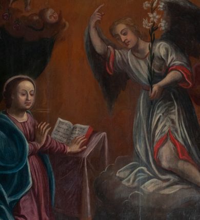 Zdjęcie nr 7: Obraz w kształcie stojącego prostokąta ze sceną Zwiastowania. Po lewej stronie przedstawienia przed pulpitem z otwartą księgą klęczy Maria. Obie ręce kieruje w stronę ukazującego się jej archanioła, głowę odwraca w przeciwnym kierunku. Ma okrągłą twarz, przymknięte oczy, długi nos i szerokie usta. Ciemne, związane włosy opadają jej na plecy. Jest ubrana w różową suknię i niebieski płaszcz. Przed nią, na ziemi leżą rozsypane róże. Z prawej strony kompozycji na chmurze klęczy archanioł, który prawą ręką wskazuje niebo, a w lewej trzyma kwiat lilii. Ma podłużną twarz, z dużymi oczami, szpiczastym nosem i małymi ustami, jasne włosy opadają mu na kark. Jest ubrany w białą suknię z czerwonym podbiciem widocznym przy rękawach i rozcięciu ponad lewym kolanem. Skrzydła ma rozłożone. Ponad jego prawą ręką widoczna jest gołębica Ducha Świętego. Tło ciemnożółte, przechodzące w ciemne po lewej stronie kompozycji. W tle ukazane aniołki i putta: dwa putta powyżej archanioła, powyżej Marii jedno, a nad nim trzy aniołki zrzucające na ziemię kwiaty róż. Obraz oprawiony w profilowaną, złoconą ramę, dekorowaną na górnej i dolnej krawędzi plakietami z kwiatu róży z liśćmi. 