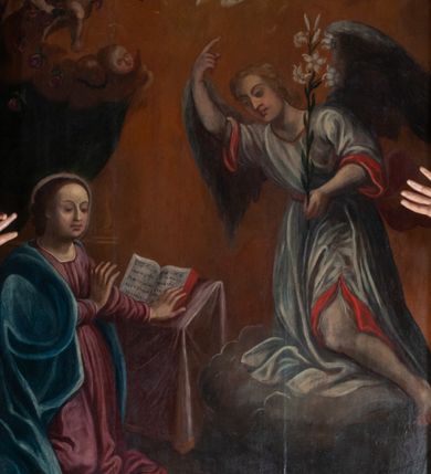 Zdjęcie nr 9: Obraz w kształcie stojącego prostokąta ze sceną Zwiastowania. Po lewej stronie przedstawienia przed pulpitem z otwartą księgą klęczy Maria. Obie ręce kieruje w stronę ukazującego się jej archanioła, głowę odwraca w przeciwnym kierunku. Ma okrągłą twarz, przymknięte oczy, długi nos i szerokie usta. Ciemne, związane włosy opadają jej na plecy. Jest ubrana w różową suknię i niebieski płaszcz. Przed nią, na ziemi leżą rozsypane róże. Z prawej strony kompozycji na chmurze klęczy archanioł, który prawą ręką wskazuje niebo, a w lewej trzyma kwiat lilii. Ma podłużną twarz, z dużymi oczami, szpiczastym nosem i małymi ustami, jasne włosy opadają mu na kark. Jest ubrany w białą suknię z czerwonym podbiciem widocznym przy rękawach i rozcięciu ponad lewym kolanem. Skrzydła ma rozłożone. Ponad jego prawą ręką widoczna jest gołębica Ducha Świętego. Tło ciemnożółte, przechodzące w ciemne po lewej stronie kompozycji. W tle ukazane aniołki i putta: dwa putta powyżej archanioła, powyżej Marii jedno, a nad nim trzy aniołki zrzucające na ziemię kwiaty róż. Obraz oprawiony w profilowaną, złoconą ramę, dekorowaną na górnej i dolnej krawędzi plakietami z kwiatu róży z liśćmi. 