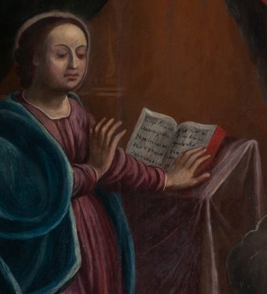 Zdjęcie nr 10: Obraz w kształcie stojącego prostokąta ze sceną Zwiastowania. Po lewej stronie przedstawienia przed pulpitem z otwartą księgą klęczy Maria. Obie ręce kieruje w stronę ukazującego się jej archanioła, głowę odwraca w przeciwnym kierunku. Ma okrągłą twarz, przymknięte oczy, długi nos i szerokie usta. Ciemne, związane włosy opadają jej na plecy. Jest ubrana w różową suknię i niebieski płaszcz. Przed nią, na ziemi leżą rozsypane róże. Z prawej strony kompozycji na chmurze klęczy archanioł, który prawą ręką wskazuje niebo, a w lewej trzyma kwiat lilii. Ma podłużną twarz, z dużymi oczami, szpiczastym nosem i małymi ustami, jasne włosy opadają mu na kark. Jest ubrany w białą suknię z czerwonym podbiciem widocznym przy rękawach i rozcięciu ponad lewym kolanem. Skrzydła ma rozłożone. Ponad jego prawą ręką widoczna jest gołębica Ducha Świętego. Tło ciemnożółte, przechodzące w ciemne po lewej stronie kompozycji. W tle ukazane aniołki i putta: dwa putta powyżej archanioła, powyżej Marii jedno, a nad nim trzy aniołki zrzucające na ziemię kwiaty róż. Obraz oprawiony w profilowaną, złoconą ramę, dekorowaną na górnej i dolnej krawędzi plakietami z kwiatu róży z liśćmi. 