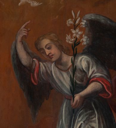 Zdjęcie nr 12: Obraz w kształcie stojącego prostokąta ze sceną Zwiastowania. Po lewej stronie przedstawienia przed pulpitem z otwartą księgą klęczy Maria. Obie ręce kieruje w stronę ukazującego się jej archanioła, głowę odwraca w przeciwnym kierunku. Ma okrągłą twarz, przymknięte oczy, długi nos i szerokie usta. Ciemne, związane włosy opadają jej na plecy. Jest ubrana w różową suknię i niebieski płaszcz. Przed nią, na ziemi leżą rozsypane róże. Z prawej strony kompozycji na chmurze klęczy archanioł, który prawą ręką wskazuje niebo, a w lewej trzyma kwiat lilii. Ma podłużną twarz, z dużymi oczami, szpiczastym nosem i małymi ustami, jasne włosy opadają mu na kark. Jest ubrany w białą suknię z czerwonym podbiciem widocznym przy rękawach i rozcięciu ponad lewym kolanem. Skrzydła ma rozłożone. Ponad jego prawą ręką widoczna jest gołębica Ducha Świętego. Tło ciemnożółte, przechodzące w ciemne po lewej stronie kompozycji. W tle ukazane aniołki i putta: dwa putta powyżej archanioła, powyżej Marii jedno, a nad nim trzy aniołki zrzucające na ziemię kwiaty róż. Obraz oprawiony w profilowaną, złoconą ramę, dekorowaną na górnej i dolnej krawędzi plakietami z kwiatu róży z liśćmi. 