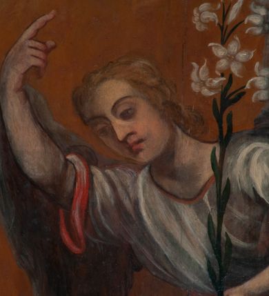 Zdjęcie nr 6: Obraz w kształcie stojącego prostokąta ze sceną Zwiastowania. Po lewej stronie przedstawienia przed pulpitem z otwartą księgą klęczy Maria. Obie ręce kieruje w stronę ukazującego się jej archanioła, głowę odwraca w przeciwnym kierunku. Ma okrągłą twarz, przymknięte oczy, długi nos i szerokie usta. Ciemne, związane włosy opadają jej na plecy. Jest ubrana w różową suknię i niebieski płaszcz. Przed nią, na ziemi leżą rozsypane róże. Z prawej strony kompozycji na chmurze klęczy archanioł, który prawą ręką wskazuje niebo, a w lewej trzyma kwiat lilii. Ma podłużną twarz, z dużymi oczami, szpiczastym nosem i małymi ustami, jasne włosy opadają mu na kark. Jest ubrany w białą suknię z czerwonym podbiciem widocznym przy rękawach i rozcięciu ponad lewym kolanem. Skrzydła ma rozłożone. Ponad jego prawą ręką widoczna jest gołębica Ducha Świętego. Tło ciemnożółte, przechodzące w ciemne po lewej stronie kompozycji. W tle ukazane aniołki i putta: dwa putta powyżej archanioła, powyżej Marii jedno, a nad nim trzy aniołki zrzucające na ziemię kwiaty róż. Obraz oprawiony w profilowaną, złoconą ramę, dekorowaną na górnej i dolnej krawędzi plakietami z kwiatu róży z liśćmi. 