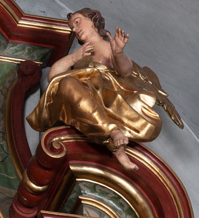 Zdjęcie nr 26: Retabulum jednokondygnacyjne, trójosiowe ze zwieńczeniem i bramkami. Mensa ołtarzowa z malowanym antepedium przedstawiającym scenę Ostatniej Wieczerzy według Leonarda da Vinci. Na mensie ustawione pozłacane tabernakulum w formie prostopadłościennej z częścią środkową w ozdobnej oprawie utworzonej przez dwa ukośnie dostawione filary ze spływami wolutowymi. Między nimi wypukłe w dolnej części drzwiczki dekorowane kielichem z hostią ponad kiśćmi winogron i między kłosami zbóż. Powyżej nisza konchowa wypełniona glorią, której koncha ozdobiona jest muszlą z rocaille’owym grzebieniem. Na wolutach osadzone adorujące krzyż putta. Część centralna nastawy flankowana kolumnami z głowicami jońskimi i ornamentem rokokowym. W polu w profilowanej złotej ramie przedstawienie koronacji Marii przez Trójcę Świętą. Drewniana konstrukcja skrzydeł bocznych tworzy ramę dla dwóch rzeźb ustawionych na bramkach, na odcinkach gzymsu rozszerzających się ku górze, które tworzą cokoły ozdobione w dolnej części rokokową muszlą. Po prawej stronie znajduje się rzeźba przedstawiająca św. Stanisława z Piotrowinem, po lewej św. Wojciecha. Obie rzeźby biskupów są tej samej wielkości, wypełniają prześwity w bocznych skrzydłach, w tle ozdobionych rocaille’owym ornamentem. Zewnętrzne płaszczyzny skrzydeł bocznych zdobi złota winorośl, a wewnętrzne ornament roślinny z motywem kwiatowym. Na kolumnach ustawionych na niewielkich cokołach wspiera się przełamane belkowanie zakończone gzymsem dźwigającym odcinkowy przyczółek z profilowaniem zakończonym wolutami. Na wysokości belkowania znajduje się płaskorzeźba przedstawiająca Boga Ojca i Ducha Świętego pod postacią gołębicy, wyłaniających się ze srebrnych obłoków; postacie otoczone są złotymi promieniami. Na bocznych osiach, analogicznie pojawiają się srebrne chmury o wolutowych kształtach, flankowane przez anielskie główki. Zwieńczenie rozszerza się ku górze i jest zamknięte łukiem nadwieszonym; znajduje się w nim obraz przedstawiający św. Floriana w profilowanej, złoconej wklęsło-wypukłej ramie. Całość zwieńczona kartuszem utworzonym z ornamentu rocaille’owego. Struktura polichromowana imitacją marmoryzacji w kolorze szarym i zielonym, fryzy i gzymsy bordowe i ciemnozielone, profile, ornamenty, kolumny złocone, dekoracje złocone i srebrzone. 