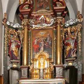 Zdjęcie nr 1: Retabulum jednokondygnacyjne, trójosiowe ze zwieńczeniem i bramkami. Mensa ołtarzowa z malowanym antepedium przedstawiającym scenę Ostatniej Wieczerzy według Leonarda da Vinci. Na mensie ustawione pozłacane tabernakulum w formie prostopadłościennej z częścią środkową w ozdobnej oprawie utworzonej przez dwa ukośnie dostawione filary ze spływami wolutowymi. Między nimi wypukłe w dolnej części drzwiczki dekorowane kielichem z hostią ponad kiśćmi winogron i między kłosami zbóż. Powyżej nisza konchowa wypełniona glorią, której koncha ozdobiona jest muszlą z rocaille’owym grzebieniem. Na wolutach osadzone adorujące krzyż putta. Część centralna nastawy flankowana kolumnami z głowicami jońskimi i ornamentem rokokowym. W polu w profilowanej złotej ramie przedstawienie koronacji Marii przez Trójcę Świętą. Drewniana konstrukcja skrzydeł bocznych tworzy ramę dla dwóch rzeźb ustawionych na bramkach, na odcinkach gzymsu rozszerzających się ku górze, które tworzą cokoły ozdobione w dolnej części rokokową muszlą. Po prawej stronie znajduje się rzeźba przedstawiająca św. Stanisława z Piotrowinem, po lewej św. Wojciecha. Obie rzeźby biskupów są tej samej wielkości, wypełniają prześwity w bocznych skrzydłach, w tle ozdobionych rocaille’owym ornamentem. Zewnętrzne płaszczyzny skrzydeł bocznych zdobi złota winorośl, a wewnętrzne ornament roślinny z motywem kwiatowym. Na kolumnach ustawionych na niewielkich cokołach wspiera się przełamane belkowanie zakończone gzymsem dźwigającym odcinkowy przyczółek z profilowaniem zakończonym wolutami. Na wysokości belkowania znajduje się płaskorzeźba przedstawiająca Boga Ojca i Ducha Świętego pod postacią gołębicy, wyłaniających się ze srebrnych obłoków; postacie otoczone są złotymi promieniami. Na bocznych osiach, analogicznie pojawiają się srebrne chmury o wolutowych kształtach, flankowane przez anielskie główki. Zwieńczenie rozszerza się ku górze i jest zamknięte łukiem nadwieszonym; znajduje się w nim obraz przedstawiający św. Floriana w profilowanej, złoconej wklęsło-wypukłej ramie. Całość zwieńczona kartuszem utworzonym z ornamentu rocaille’owego. Struktura polichromowana imitacją marmoryzacji w kolorze szarym i zielonym, fryzy i gzymsy bordowe i ciemnozielone, profile, ornamenty, kolumny złocone, dekoracje złocone i srebrzone. 