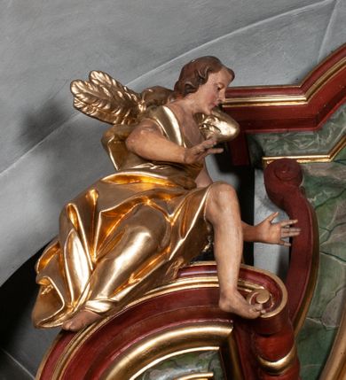 Zdjęcie nr 20: Retabulum jednokondygnacyjne, trójosiowe ze zwieńczeniem i bramkami. Mensa ołtarzowa z malowanym antepedium przedstawiającym scenę Ostatniej Wieczerzy według Leonarda da Vinci. Na mensie ustawione pozłacane tabernakulum w formie prostopadłościennej z częścią środkową w ozdobnej oprawie utworzonej przez dwa ukośnie dostawione filary ze spływami wolutowymi. Między nimi wypukłe w dolnej części drzwiczki dekorowane kielichem z hostią ponad kiśćmi winogron i między kłosami zbóż. Powyżej nisza konchowa wypełniona glorią, której koncha ozdobiona jest muszlą z rocaille’owym grzebieniem. Na wolutach osadzone adorujące krzyż putta. Część centralna nastawy flankowana kolumnami z głowicami jońskimi i ornamentem rokokowym. W polu w profilowanej złotej ramie przedstawienie koronacji Marii przez Trójcę Świętą. Drewniana konstrukcja skrzydeł bocznych tworzy ramę dla dwóch rzeźb ustawionych na bramkach, na odcinkach gzymsu rozszerzających się ku górze, które tworzą cokoły ozdobione w dolnej części rokokową muszlą. Po prawej stronie znajduje się rzeźba przedstawiająca św. Stanisława z Piotrowinem, po lewej św. Wojciecha. Obie rzeźby biskupów są tej samej wielkości, wypełniają prześwity w bocznych skrzydłach, w tle ozdobionych rocaille’owym ornamentem. Zewnętrzne płaszczyzny skrzydeł bocznych zdobi złota winorośl, a wewnętrzne ornament roślinny z motywem kwiatowym. Na kolumnach ustawionych na niewielkich cokołach wspiera się przełamane belkowanie zakończone gzymsem dźwigającym odcinkowy przyczółek z profilowaniem zakończonym wolutami. Na wysokości belkowania znajduje się płaskorzeźba przedstawiająca Boga Ojca i Ducha Świętego pod postacią gołębicy, wyłaniających się ze srebrnych obłoków; postacie otoczone są złotymi promieniami. Na bocznych osiach, analogicznie pojawiają się srebrne chmury o wolutowych kształtach, flankowane przez anielskie główki. Zwieńczenie rozszerza się ku górze i jest zamknięte łukiem nadwieszonym; znajduje się w nim obraz przedstawiający św. Floriana w profilowanej, złoconej wklęsło-wypukłej ramie. Całość zwieńczona kartuszem utworzonym z ornamentu rocaille’owego. Struktura polichromowana imitacją marmoryzacji w kolorze szarym i zielonym, fryzy i gzymsy bordowe i ciemnozielone, profile, ornamenty, kolumny złocone, dekoracje złocone i srebrzone. 