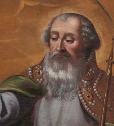 Zdjęcie nr 34: Retabulum jednokondygnacyjne, trójosiowe ze zwieńczeniem i bramkami. Mensa ołtarzowa z malowanym antepedium przedstawiającym scenę Ostatniej Wieczerzy według Leonarda da Vinci. Na mensie ustawione pozłacane tabernakulum w formie prostopadłościennej z częścią środkową w ozdobnej oprawie utworzonej przez dwa ukośnie dostawione filary ze spływami wolutowymi. Między nimi wypukłe w dolnej części drzwiczki dekorowane kielichem z hostią ponad kiśćmi winogron i między kłosami zbóż. Powyżej nisza konchowa wypełniona glorią, której koncha ozdobiona jest muszlą z rocaille’owym grzebieniem. Na wolutach osadzone adorujące krzyż putta. Część centralna nastawy flankowana kolumnami z głowicami jońskimi i ornamentem rokokowym. W polu w profilowanej złotej ramie przedstawienie koronacji Marii przez Trójcę Świętą. Drewniana konstrukcja skrzydeł bocznych tworzy ramę dla dwóch rzeźb ustawionych na bramkach, na odcinkach gzymsu rozszerzających się ku górze, które tworzą cokoły ozdobione w dolnej części rokokową muszlą. Po prawej stronie znajduje się rzeźba przedstawiająca św. Stanisława z Piotrowinem, po lewej św. Wojciecha. Obie rzeźby biskupów są tej samej wielkości, wypełniają prześwity w bocznych skrzydłach, w tle ozdobionych rocaille’owym ornamentem. Zewnętrzne płaszczyzny skrzydeł bocznych zdobi złota winorośl, a wewnętrzne ornament roślinny z motywem kwiatowym. Na kolumnach ustawionych na niewielkich cokołach wspiera się przełamane belkowanie zakończone gzymsem dźwigającym odcinkowy przyczółek z profilowaniem zakończonym wolutami. Na wysokości belkowania znajduje się płaskorzeźba przedstawiająca Boga Ojca i Ducha Świętego pod postacią gołębicy, wyłaniających się ze srebrnych obłoków; postacie otoczone są złotymi promieniami. Na bocznych osiach, analogicznie pojawiają się srebrne chmury o wolutowych kształtach, flankowane przez anielskie główki. Zwieńczenie rozszerza się ku górze i jest zamknięte łukiem nadwieszonym; znajduje się w nim obraz przedstawiający św. Floriana w profilowanej, złoconej wklęsło-wypukłej ramie. Całość zwieńczona kartuszem utworzonym z ornamentu rocaille’owego. Struktura polichromowana imitacją marmoryzacji w kolorze szarym i zielonym, fryzy i gzymsy bordowe i ciemnozielone, profile, ornamenty, kolumny złocone, dekoracje złocone i srebrzone. 