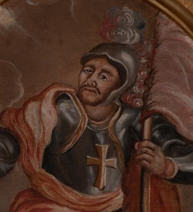 Zdjęcie nr 40: Retabulum jednokondygnacyjne, trójosiowe ze zwieńczeniem i bramkami. Mensa ołtarzowa z malowanym antepedium przedstawiającym scenę Ostatniej Wieczerzy według Leonarda da Vinci. Na mensie ustawione pozłacane tabernakulum w formie prostopadłościennej z częścią środkową w ozdobnej oprawie utworzonej przez dwa ukośnie dostawione filary ze spływami wolutowymi. Między nimi wypukłe w dolnej części drzwiczki dekorowane kielichem z hostią ponad kiśćmi winogron i między kłosami zbóż. Powyżej nisza konchowa wypełniona glorią, której koncha ozdobiona jest muszlą z rocaille’owym grzebieniem. Na wolutach osadzone adorujące krzyż putta. Część centralna nastawy flankowana kolumnami z głowicami jońskimi i ornamentem rokokowym. W polu w profilowanej złotej ramie przedstawienie koronacji Marii przez Trójcę Świętą. Drewniana konstrukcja skrzydeł bocznych tworzy ramę dla dwóch rzeźb ustawionych na bramkach, na odcinkach gzymsu rozszerzających się ku górze, które tworzą cokoły ozdobione w dolnej części rokokową muszlą. Po prawej stronie znajduje się rzeźba przedstawiająca św. Stanisława z Piotrowinem, po lewej św. Wojciecha. Obie rzeźby biskupów są tej samej wielkości, wypełniają prześwity w bocznych skrzydłach, w tle ozdobionych rocaille’owym ornamentem. Zewnętrzne płaszczyzny skrzydeł bocznych zdobi złota winorośl, a wewnętrzne ornament roślinny z motywem kwiatowym. Na kolumnach ustawionych na niewielkich cokołach wspiera się przełamane belkowanie zakończone gzymsem dźwigającym odcinkowy przyczółek z profilowaniem zakończonym wolutami. Na wysokości belkowania znajduje się płaskorzeźba przedstawiająca Boga Ojca i Ducha Świętego pod postacią gołębicy, wyłaniających się ze srebrnych obłoków; postacie otoczone są złotymi promieniami. Na bocznych osiach, analogicznie pojawiają się srebrne chmury o wolutowych kształtach, flankowane przez anielskie główki. Zwieńczenie rozszerza się ku górze i jest zamknięte łukiem nadwieszonym; znajduje się w nim obraz przedstawiający św. Floriana w profilowanej, złoconej wklęsło-wypukłej ramie. Całość zwieńczona kartuszem utworzonym z ornamentu rocaille’owego. Struktura polichromowana imitacją marmoryzacji w kolorze szarym i zielonym, fryzy i gzymsy bordowe i ciemnozielone, profile, ornamenty, kolumny złocone, dekoracje złocone i srebrzone. 