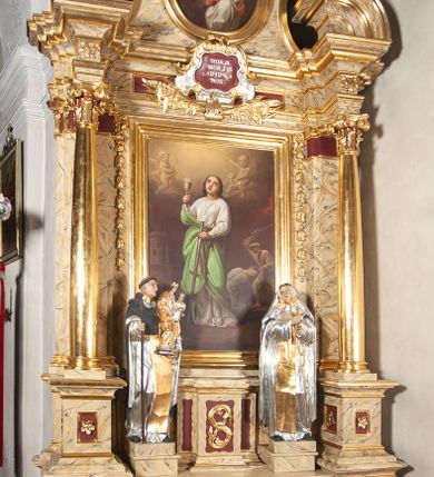 Zdjęcie nr 1: Ołtarz jednokondygnacyjny, jednoosiowy, z mensą ołtarzową w formie prostopadłościanu, z tkanym, wełnianym antepedium z motywem różowych i białych róż i ze zwieńczeniem zakończonym łukiem nadwieszonym. W części centralnej znajduje się obraz przedstawiający św. Barbarę, umieszczony we wnęce z profilowanym obramieniem, którego boki dekorowane są kampanulami. 

 Część centralna flankowana jest przez dwie rzeźby świętych – św. Jacka po lewej stronie i św. Katarzyny Sieneńskiej po prawej oraz zwielokrotnione pilastry i wysunięte do przodu kolumny ustawione na wysokich, potrójnych cokołach, które są zdobione rozetami i rokokowym ornamentem w płycinach, z głowicami kompozytowymi. Kolumny i pilastry dźwigają belkowanie. Belkowanie przełamuje się nad zwielokrotnionymi pilastrami i kolumnami, podtrzymuje fragment przerwanego przyczółka, na którym siedzą dwa putta z uniesionymi mieczami w prawych dłoniach. Nad centralnym obrazem, powyżej spietego akantem pęku liści, znajduje się kartusz z inskrypcją „HORA / MORTIS / ADIUVA / NOS”. W zwieńczeniu owalny obraz z przedstawieniem św. Antoniego, zwieńczony rocaillową  muszlą. 
Struktura polichromowana na kolor kremowy, płyciny na bordowy, marmoryzowana, dekoracje, kolumny, ornamenty i detale złocone i srebrzone. 