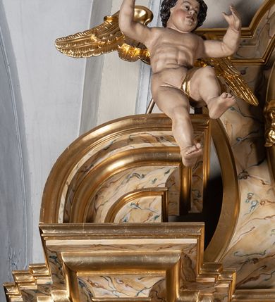 Zdjęcie nr 13: Ołtarz jednokondygnacyjny, jednoosiowy, z mensą ołtarzową w formie prostopadłościanu, z tkanym, wełnianym antepedium z motywem różowych i białych róż i ze zwieńczeniem zakończonym łukiem nadwieszonym. W części centralnej znajduje się obraz przedstawiający św. Barbarę, umieszczony we wnęce z profilowanym obramieniem, którego boki dekorowane są kampanulami. 

 Część centralna flankowana jest przez dwie rzeźby świętych – św. Jacka po lewej stronie i św. Katarzyny Sieneńskiej po prawej oraz zwielokrotnione pilastry i wysunięte do przodu kolumny ustawione na wysokich, potrójnych cokołach, które są zdobione rozetami i rokokowym ornamentem w płycinach, z głowicami kompozytowymi. Kolumny i pilastry dźwigają belkowanie. Belkowanie przełamuje się nad zwielokrotnionymi pilastrami i kolumnami, podtrzymuje fragment przerwanego przyczółka, na którym siedzą dwa putta z uniesionymi mieczami w prawych dłoniach. Nad centralnym obrazem, powyżej spietego akantem pęku liści, znajduje się kartusz z inskrypcją „HORA / MORTIS / ADIUVA / NOS”. W zwieńczeniu owalny obraz z przedstawieniem św. Antoniego, zwieńczony rocaillową  muszlą. 
Struktura polichromowana na kolor kremowy, płyciny na bordowy, marmoryzowana, dekoracje, kolumny, ornamenty i detale złocone i srebrzone. 